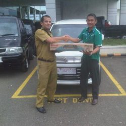 Foto-Penyerahan-Unit-6-Sales-Marketing-Mobil-Dealer-Suzuki-Aceh-Riza