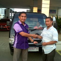 Foto-Penyerahan-Unit-8-Sales-Marketing-Mobil-Dealer-Suzuki-Aceh-Riza