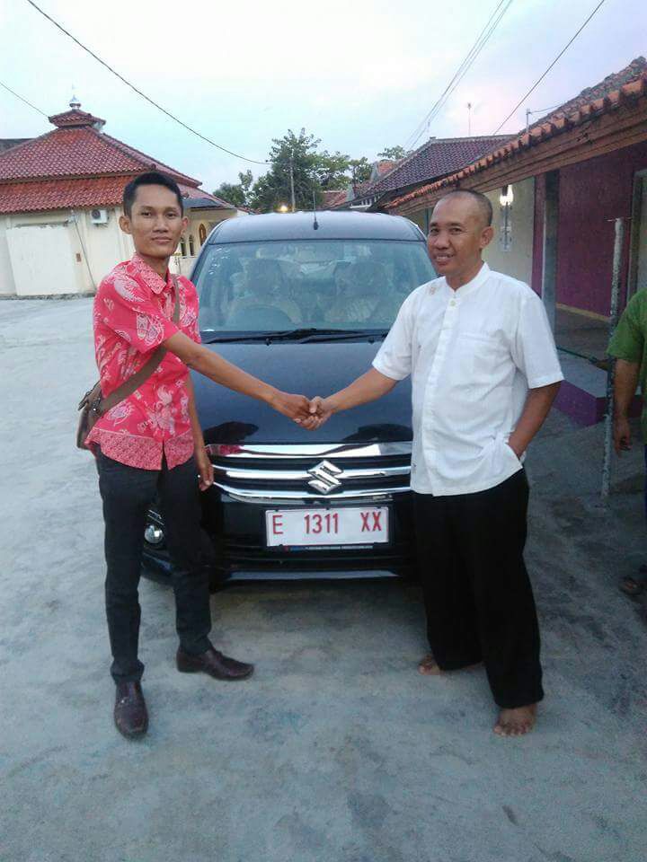Foto Penyerahan Unit 2 Sales Marketing Mobil Dealer Suzuki Indramayu Cahya Dewatu