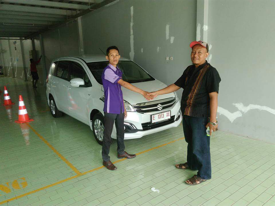Foto Penyerahan Unit 3 Sales Marketing Mobil Dealer Suzuki Indramayu Cahya Dewatu