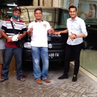 Foto Penyerahan Unit Sales Mobil Suzuki Rahmat (3)